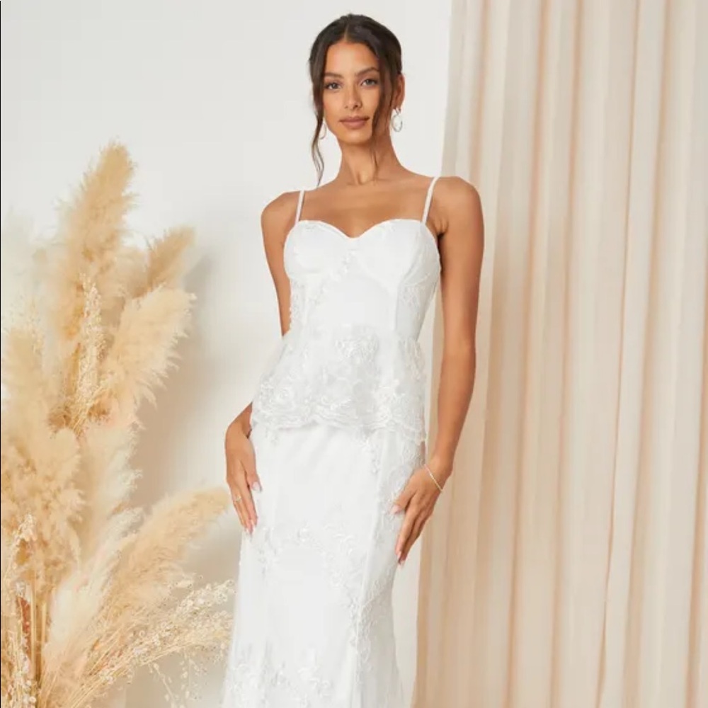 Brand new never worn wedding dress from lulus size small